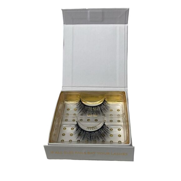 Battington Beauty Lashes Harlow 3D Silk Lashes in Black - Picture 1 of 2